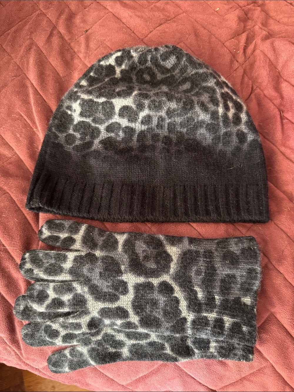 Black and grey leopard cashmere hat and glove set